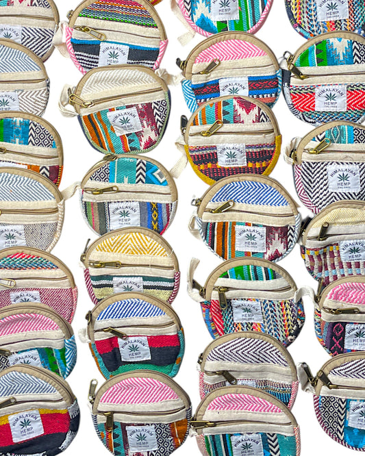 Auswahl an handgewebten runden Hanf-Geldbeuteln mit unterschiedlichen Mustern und Farben