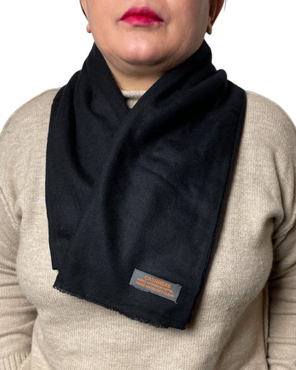„Black Silence“ – Handgewebter Kaschmir-Schal aus Nepal gefalten