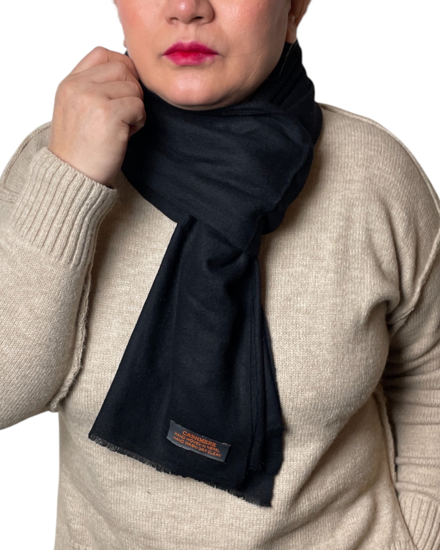 „Black Silence“ – Handgewebter Kaschmir-Schal aus Nepal knoten