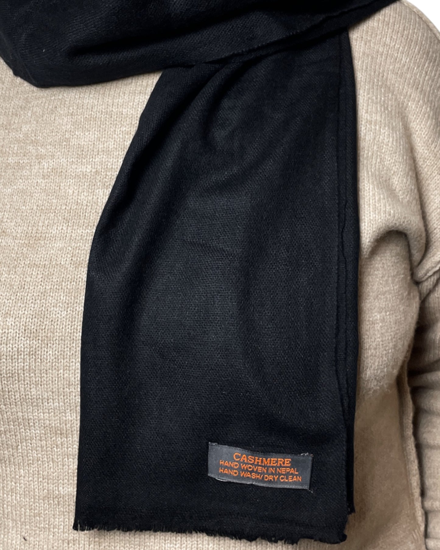 „Black Silence“ – Handgewebter Kaschmir-Schal aus Nepal label
