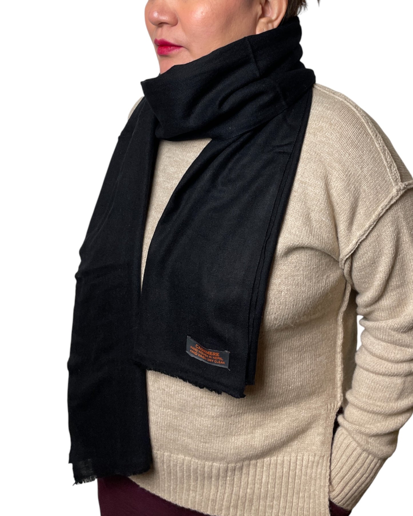 „Black Silence“ – Handgewebter Kaschmir-Schal aus Nepal locker