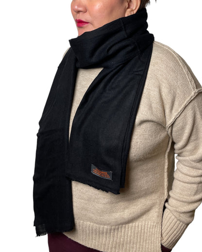 „Black Silence“ – Handgewebter Kaschmir-Schal aus Nepal locker