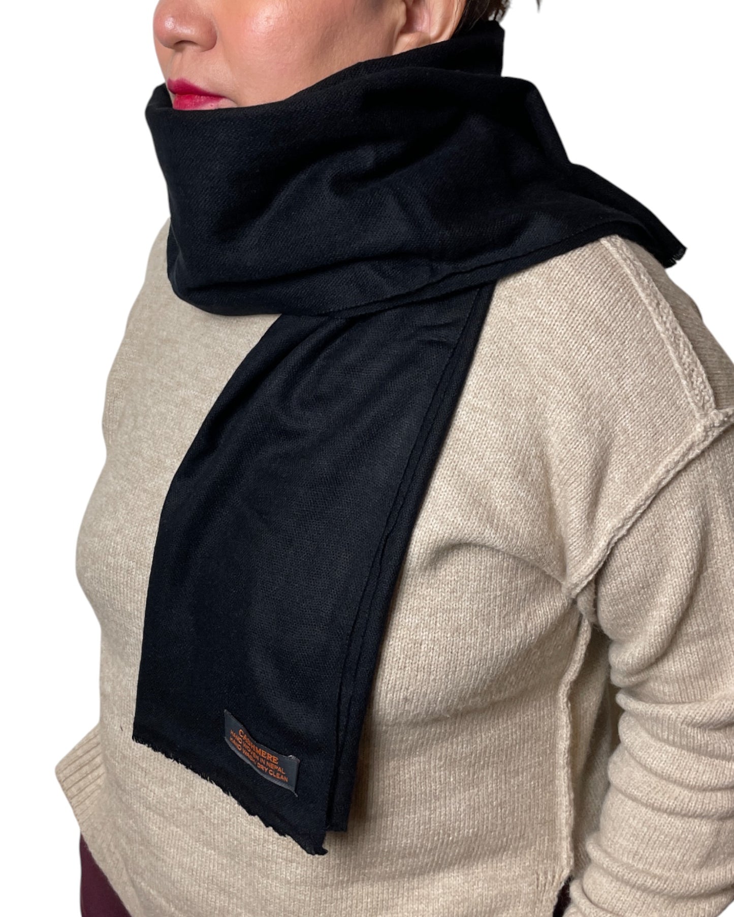 „Black Silence“ – Handgewebter Kaschmir-Schal aus Nepal umschwungen