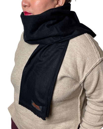 „Black Silence“ – Handgewebter Kaschmir-Schal aus Nepal umschwungen