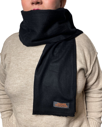„Black Silence“ – Handgewebter Kaschmir-Schal aus Nepal warm