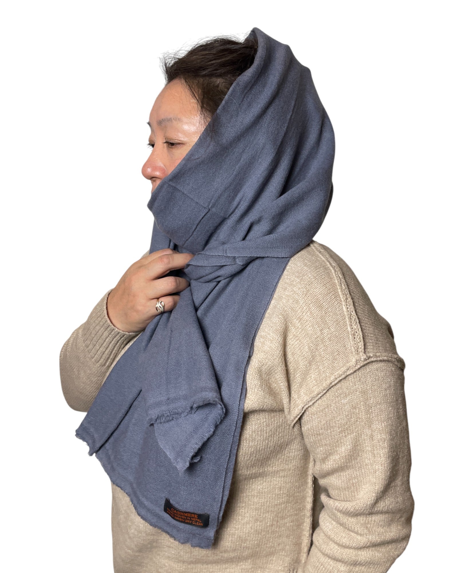 „Blue Dove“ – Handgewebter Kaschmir-Schal aus Nepal Kopftuch