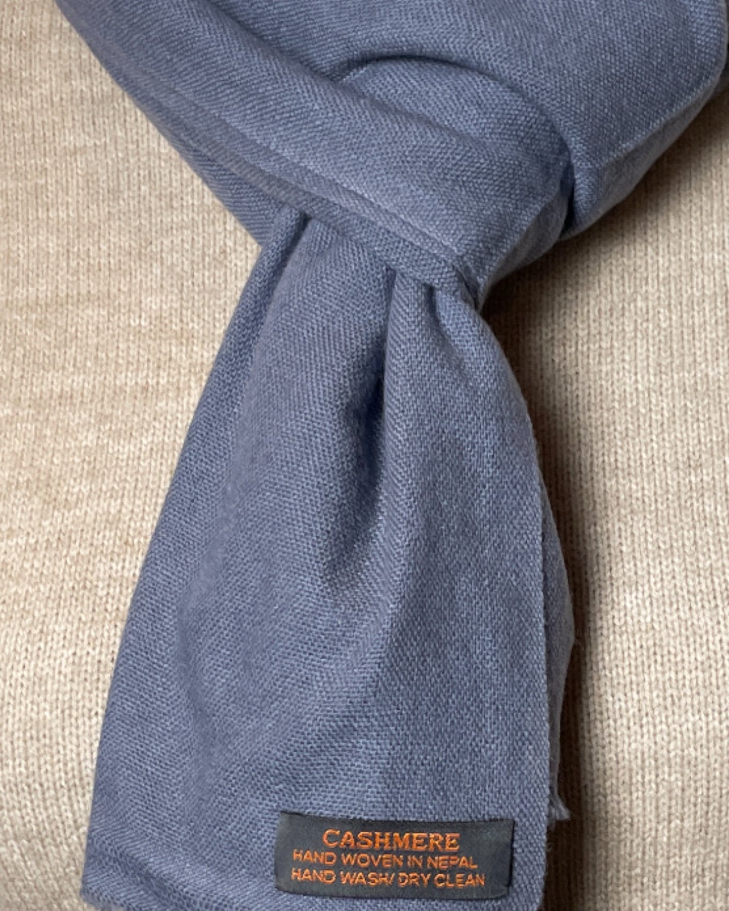„Blue Dove“ – Handgewebter Kaschmir-Schal aus Nepal Label