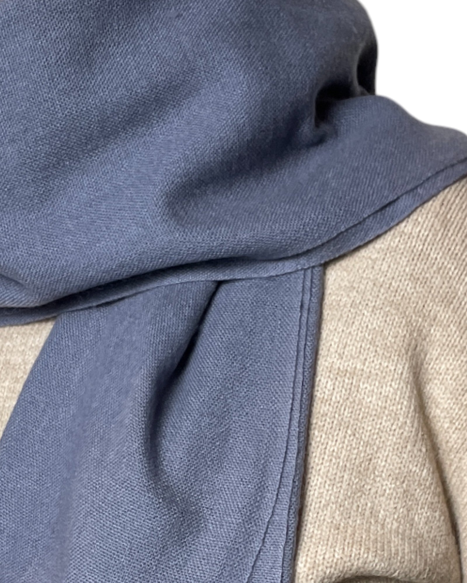 „Blue Dove“ – Handgewebter Kaschmir-Schal aus Nepal Stoff