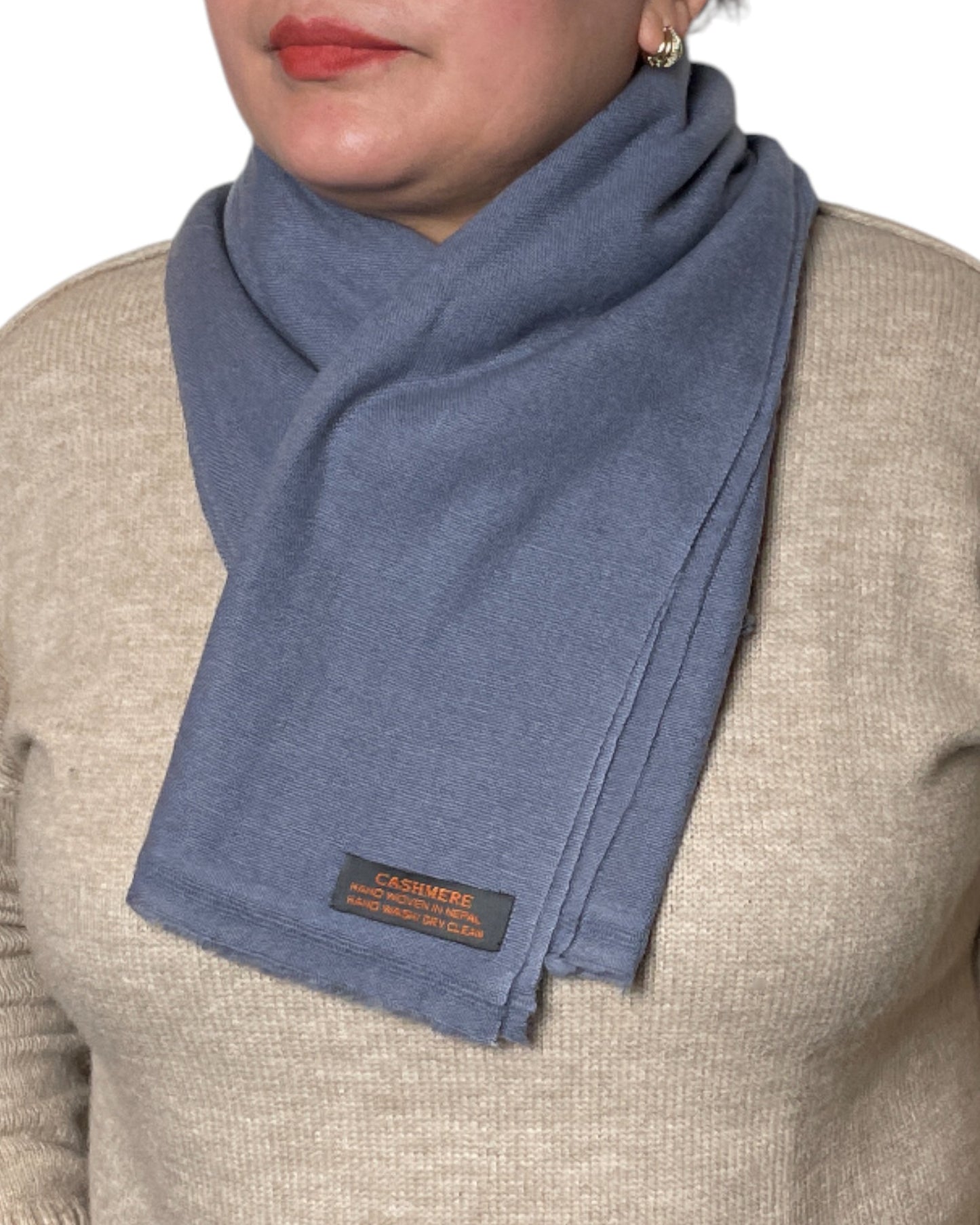 „Blue Dove“ – Handgewebter Kaschmir-Schal aus Nepal gefalten