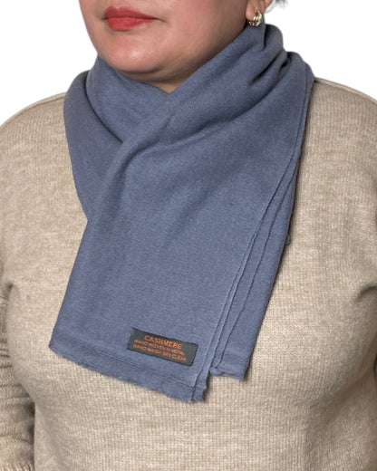 „Blue Dove“ – Handgewebter Kaschmir-Schal aus Nepal gefalten