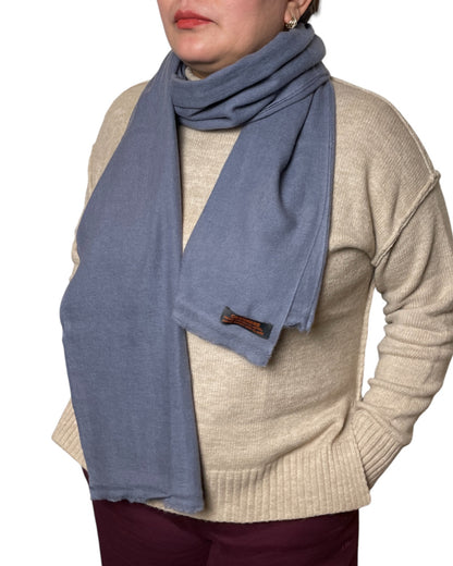 „Blue Dove“ – Handgewebter Kaschmir-Schal aus Nepal umworfen