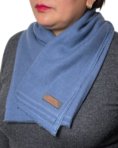 „Blue Haven“ – Handgewebter Kaschmir-Schal aus Nepal gefalten