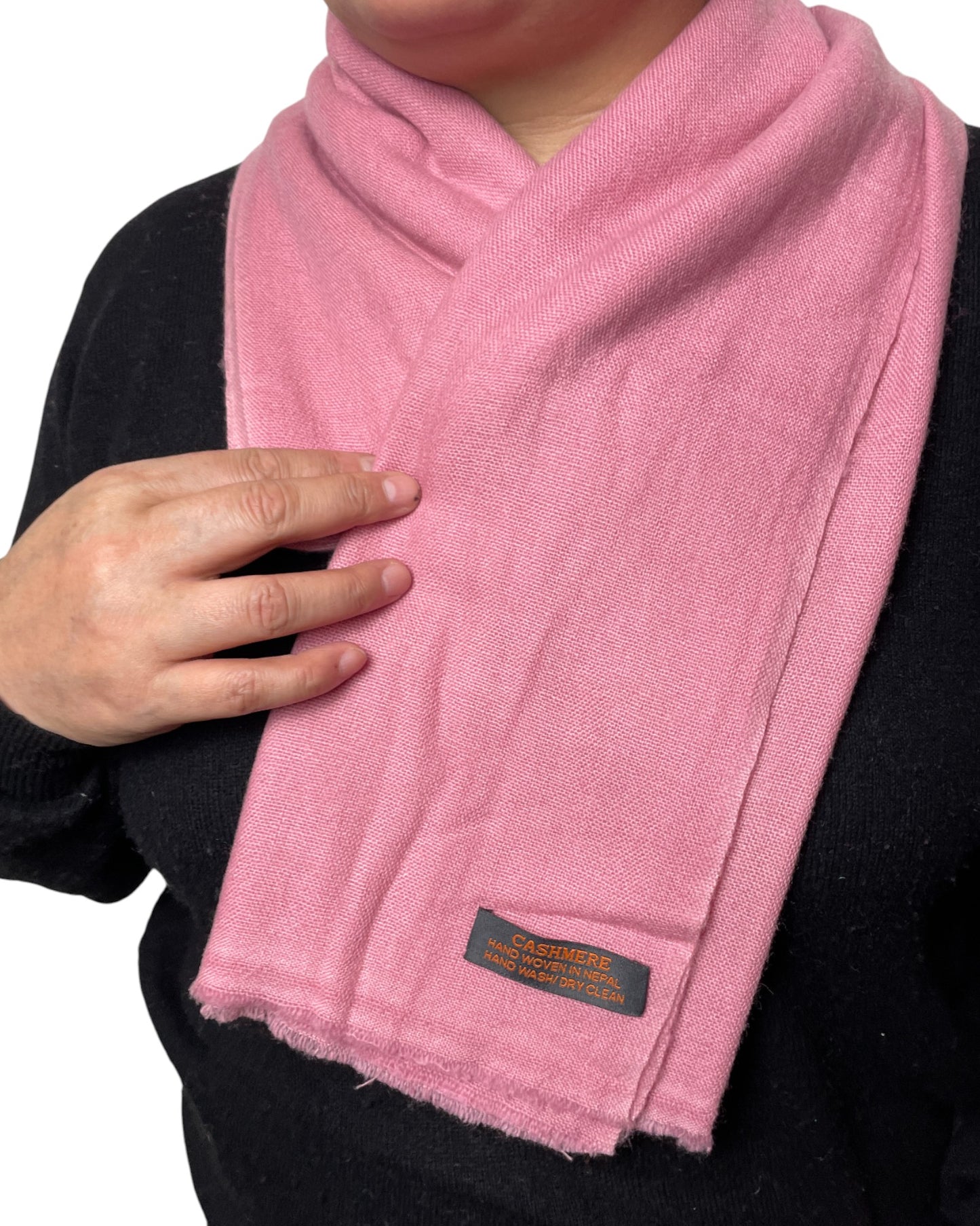 „Blush Rose“ – Reiner Kaschmir Schal handgemacht nah