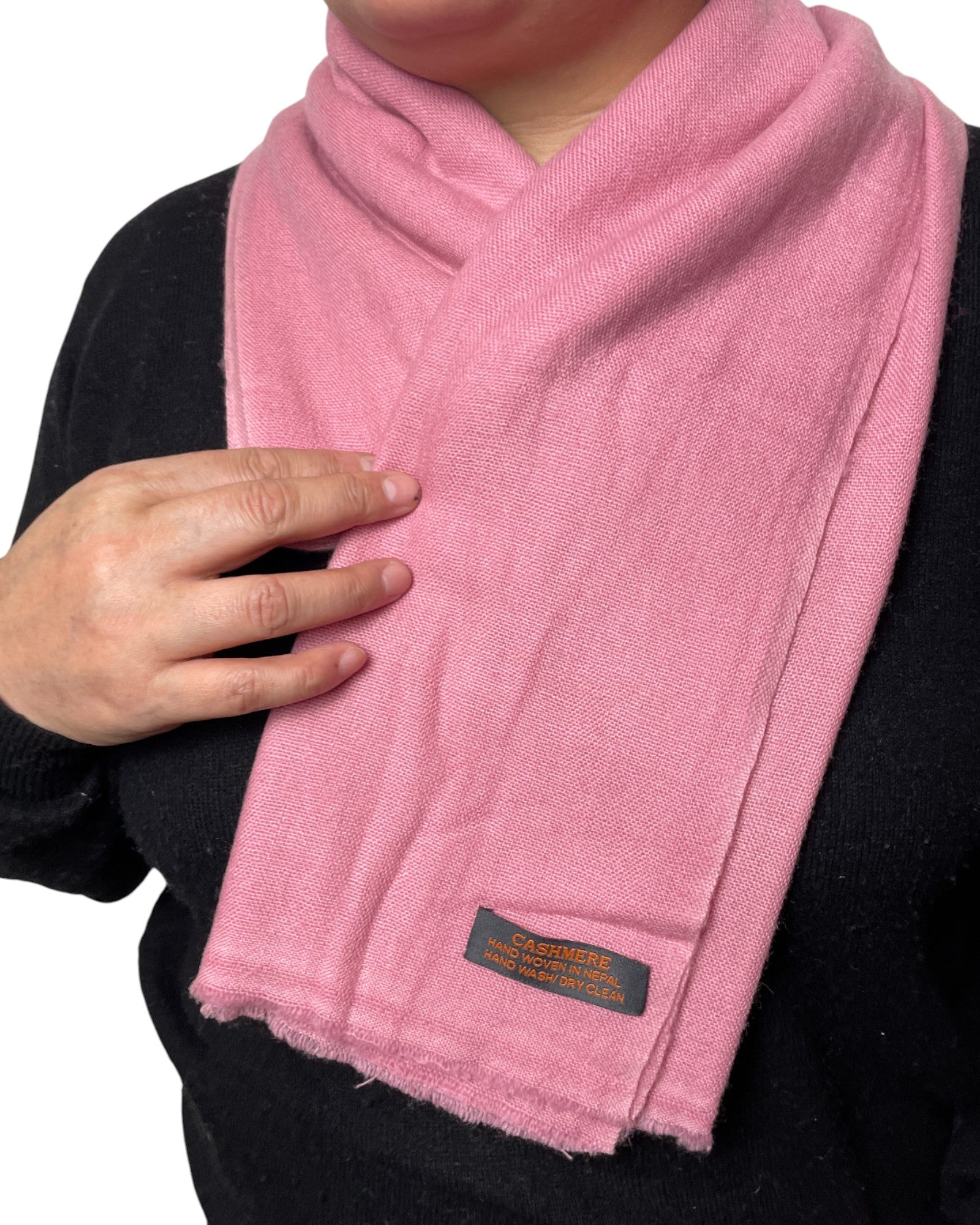 „Blush Rose“ – Reiner Kaschmir Schal handgemacht nah