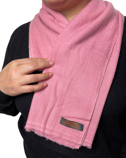 „Blush Rose“ – Reiner Kaschmir Schal handgemacht nah