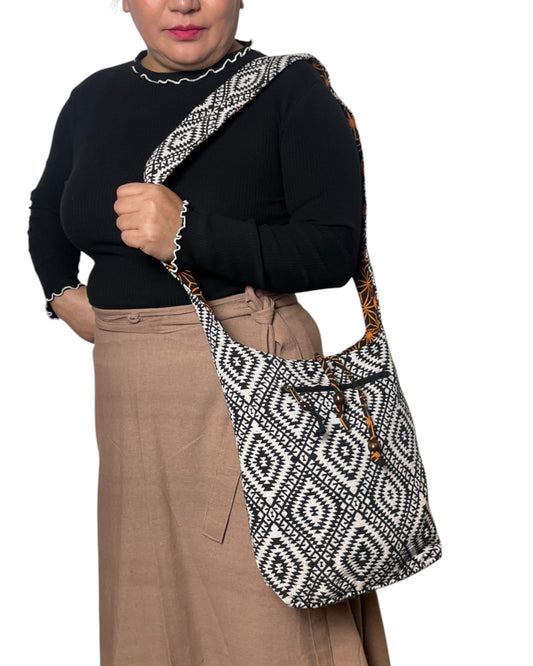 Boho Stofftasche Schwarz-Weiss aus Baumwolle getragen von Frau Himalaya Vibes Bern