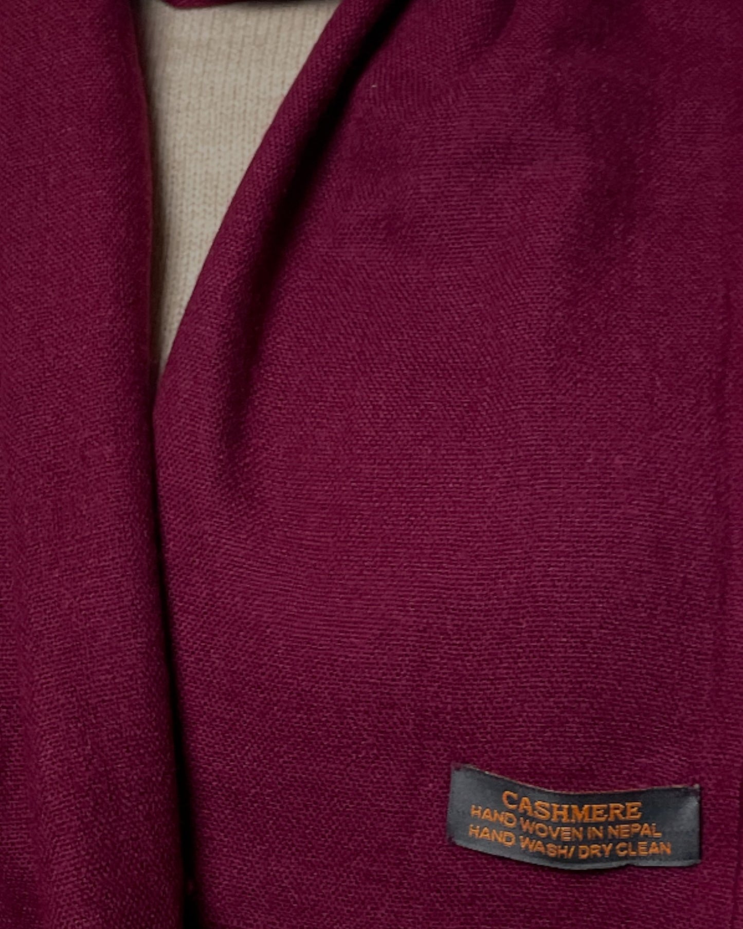 „Burgundy Soul“ – Handgewebter Kaschmirschal aus Nepal Label