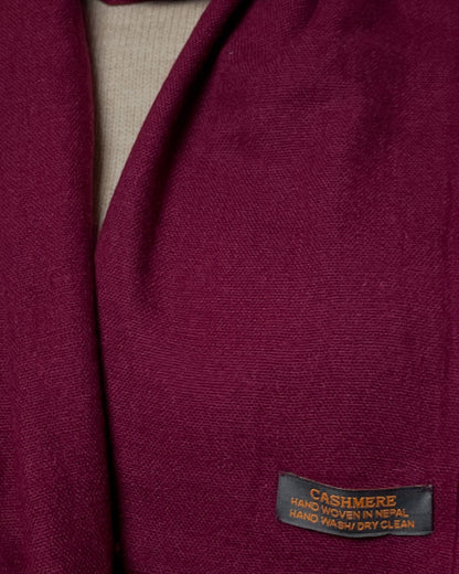 „Burgundy Soul“ – Handgewebter Kaschmirschal aus Nepal Label