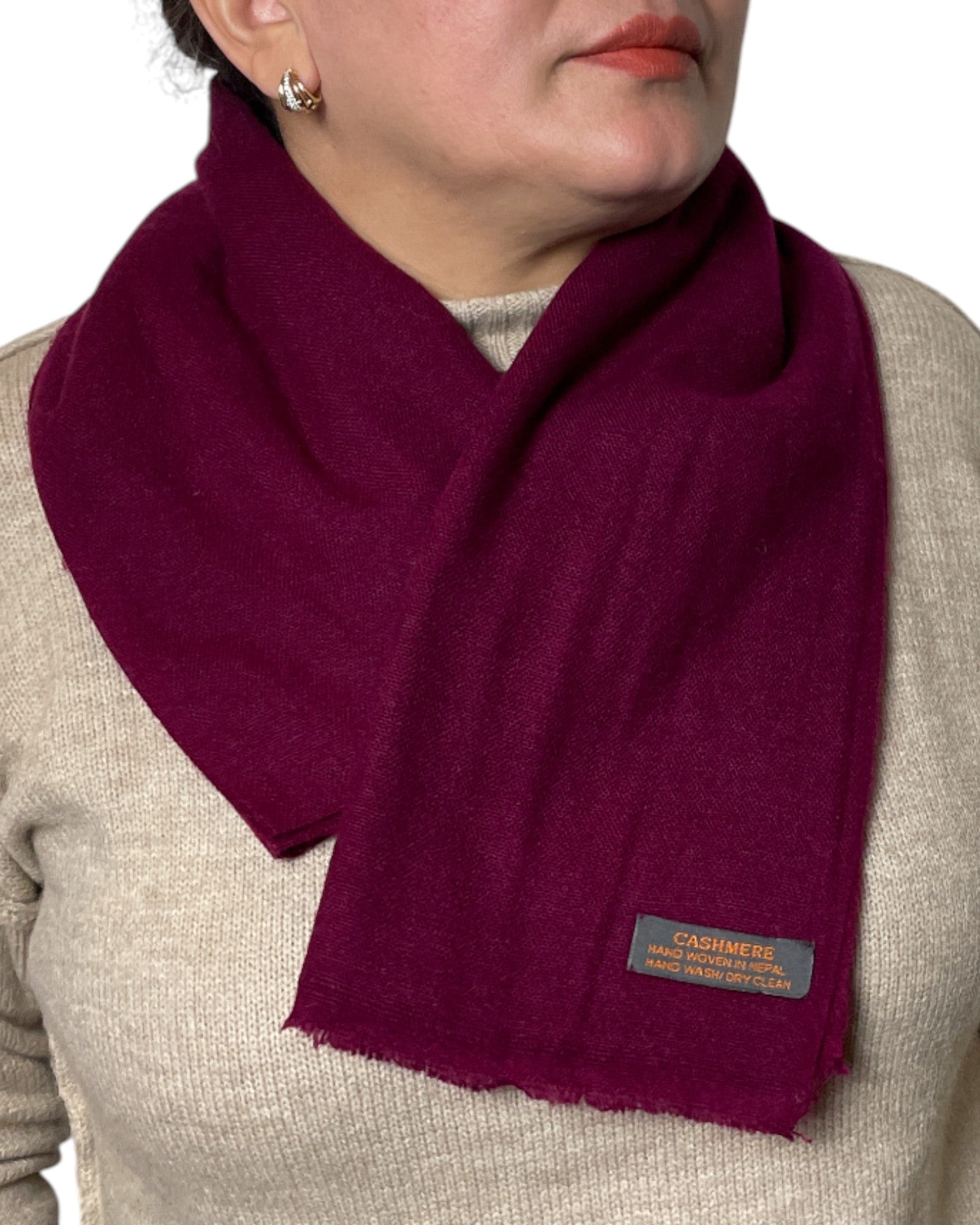 „Burgundy Soul“ – Handgewebter Kaschmirschal aus Nepal gefalten