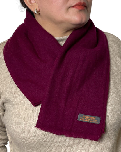 „Burgundy Soul“ – Handgewebter Kaschmirschal aus Nepal gefalten