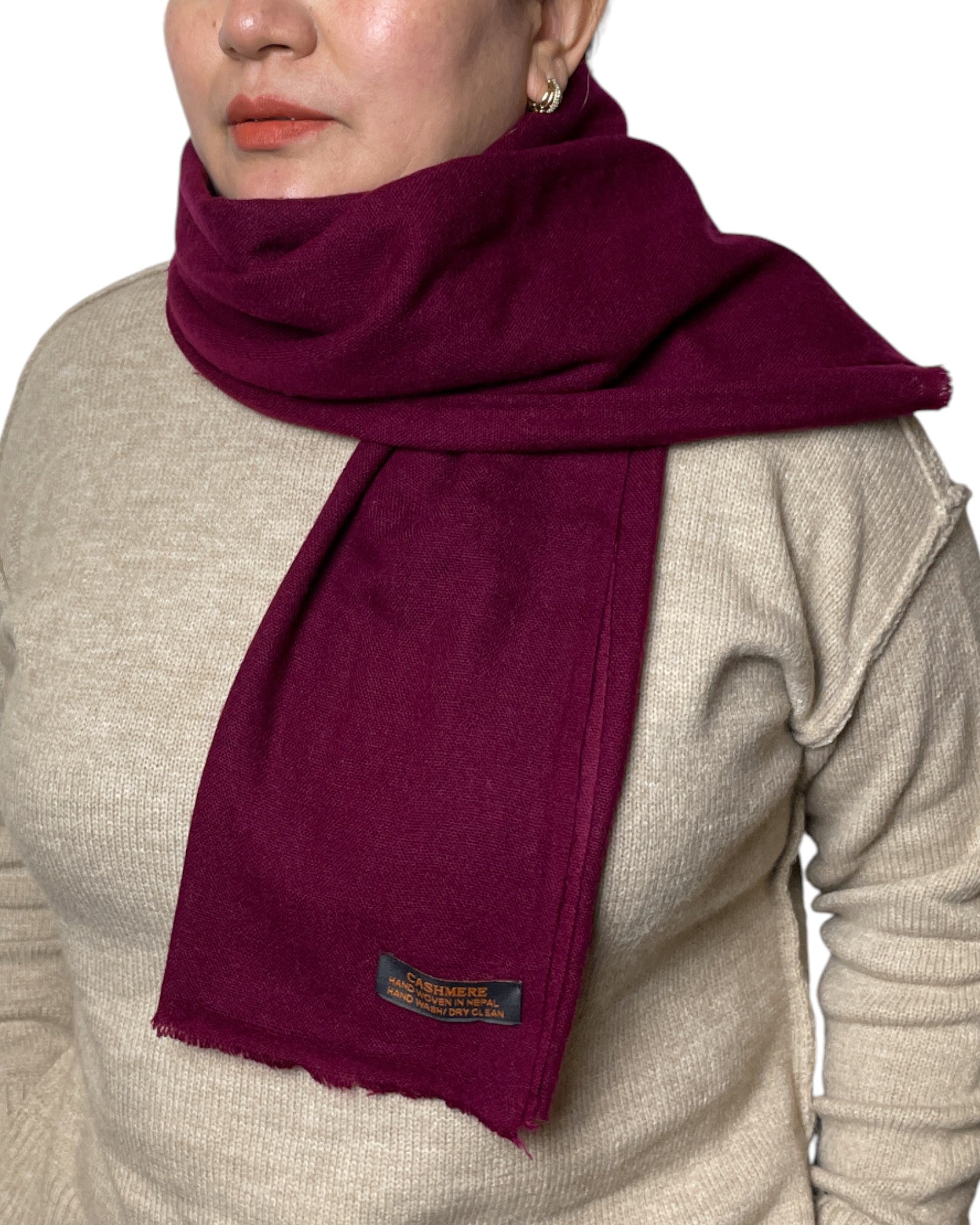 „Burgundy Soul“ – Handgewebter Kaschmirschal aus Nepal umschwungen