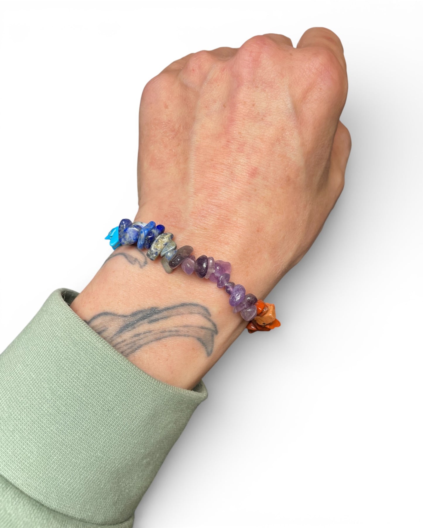 „Chakra Rainbow“ – Naturstein-Armband  Tragen