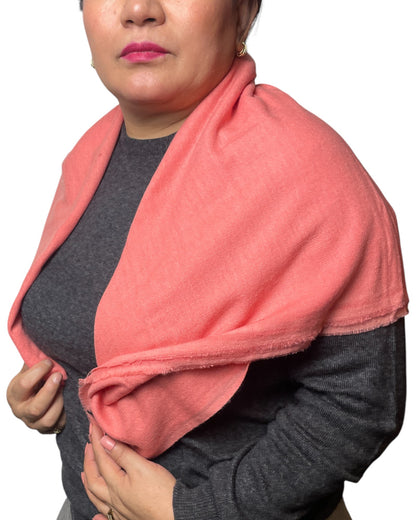 „Coral Glow“ – Handgewebter Kaschmir-Schal aus Nepal überworfen
