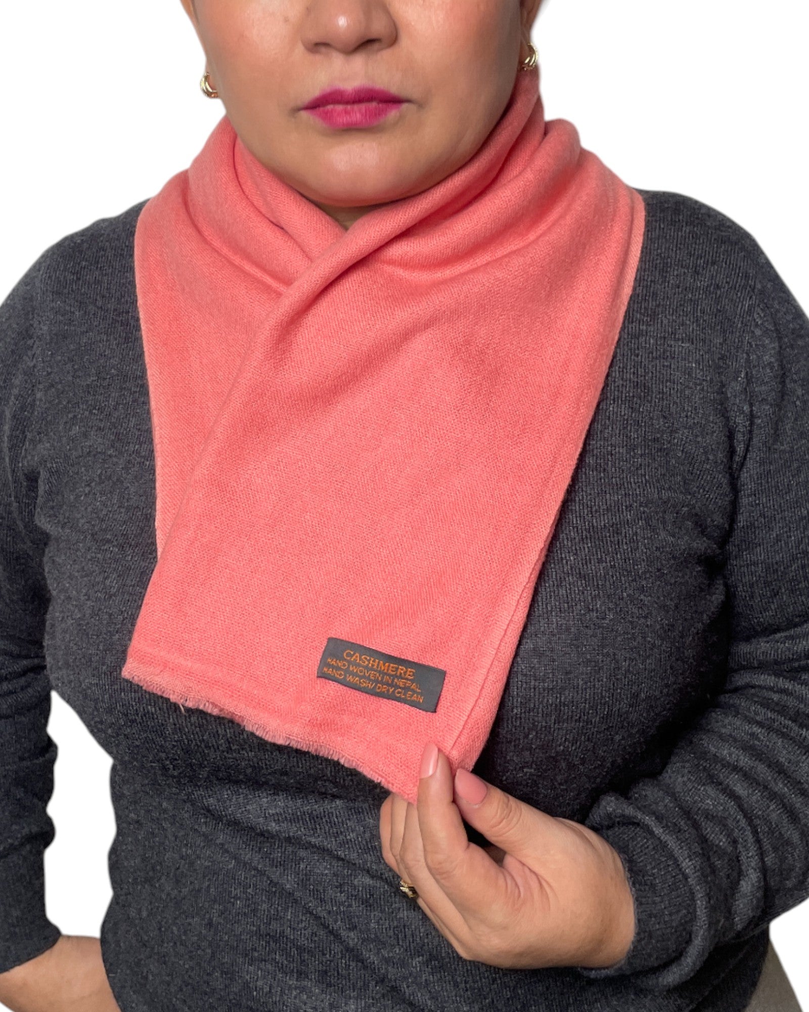 „Coral Glow“ – Handgewebter Kaschmir-Schal aus Nepal gefaltet