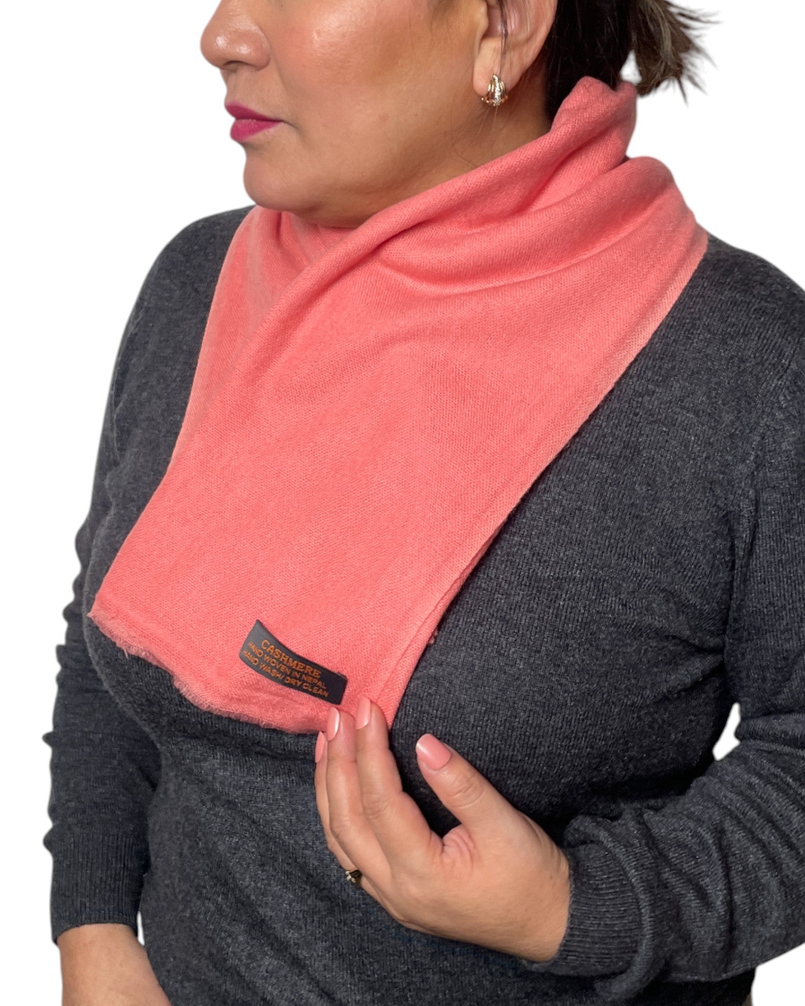 „Coral Glow“ – Handgewebter Kaschmir-Schal aus Nepal stoff