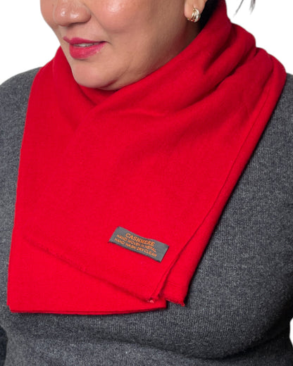 „Crimson Flame“ – Handgewebter Kaschmir-Schal aus Nepal gefalten