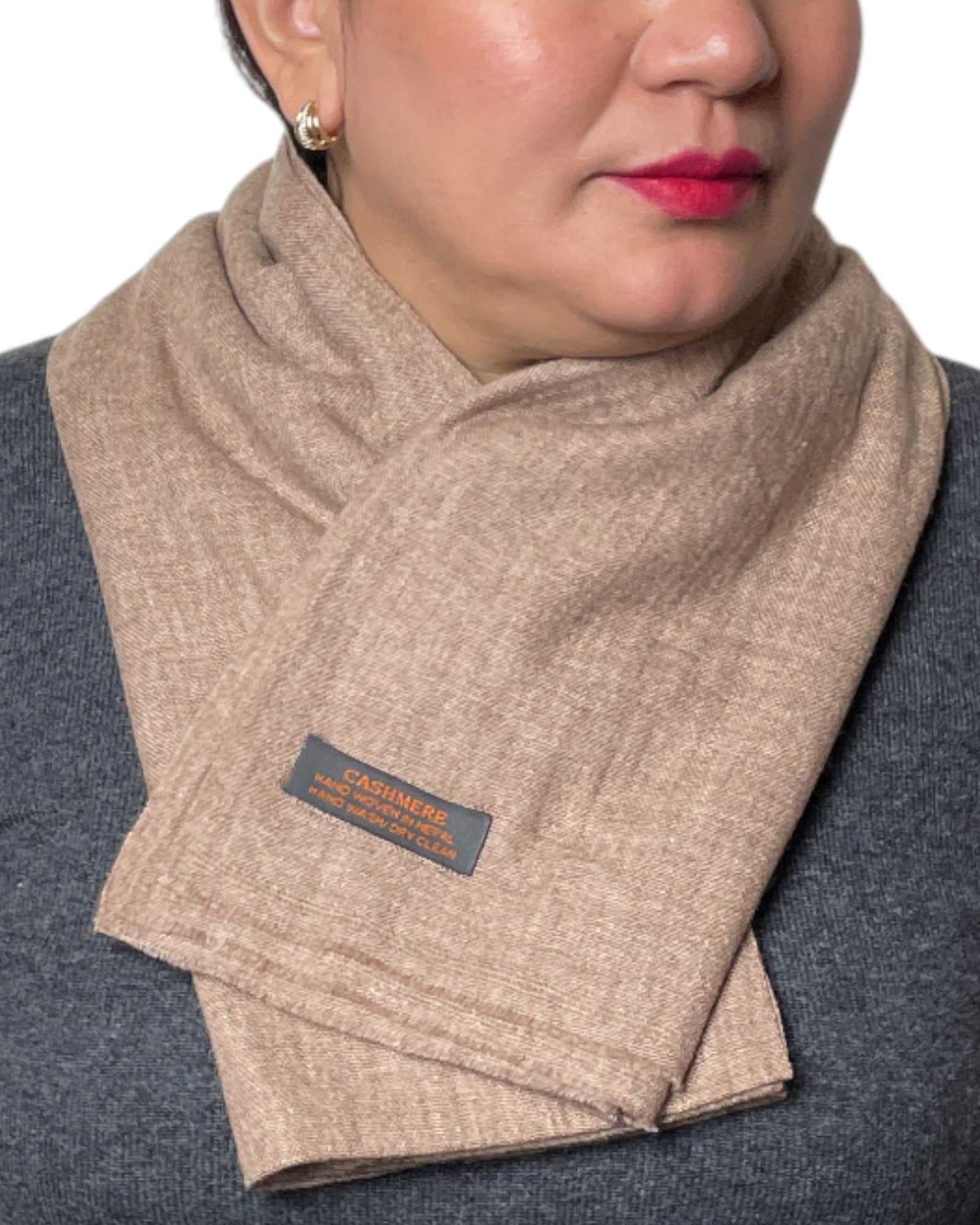 „Desert Sand“  – Handgewebter Kaschmir-Schal aus Nepal gefalten