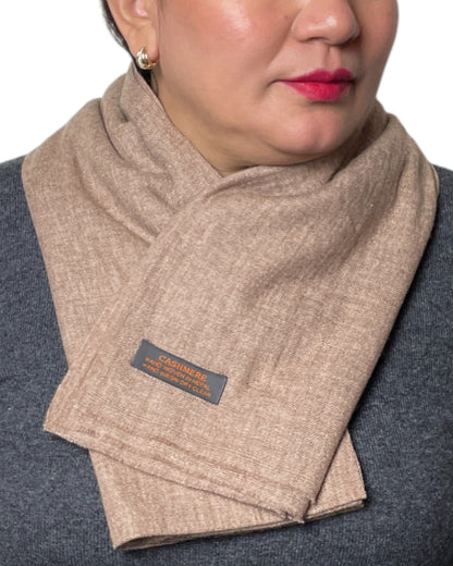 „Desert Sand“  – Handgewebter Kaschmir-Schal aus Nepal gefalten