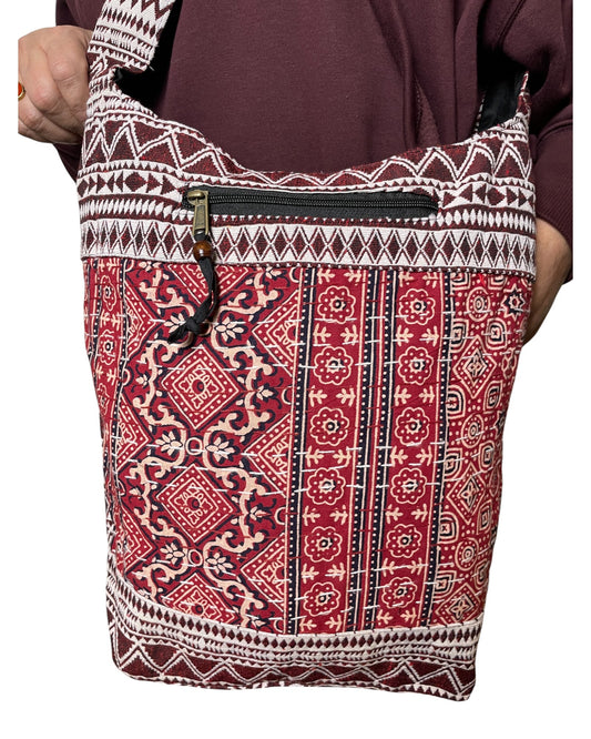 Detailansicht-Ethno-Tasche-rot-Baumwolle-Aussenfach-mit-Reissverschluss-und-Holzperle-Himalaya-Vibes