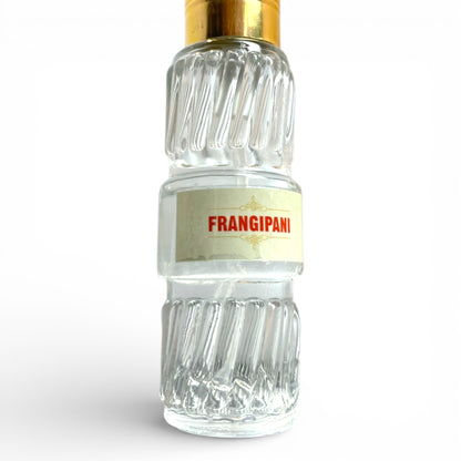 Detailansicht der Glasflasche Frangipani Natuerliches Spray Parfuem 10 ml Tibet Laden Schweiz