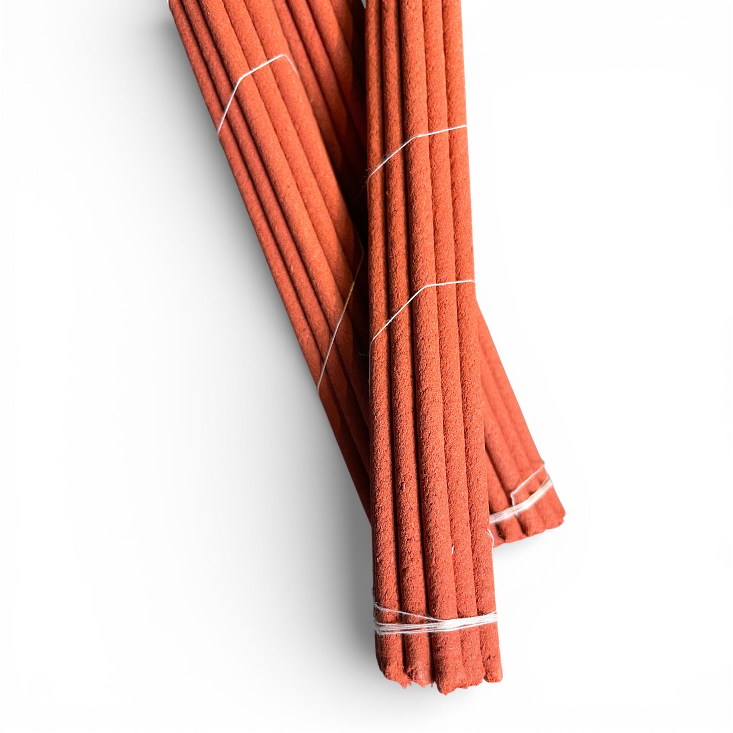 Detailansicht der Textur der unbehandelten, natürlichen Heilkräuter-Räucherstäbchen.