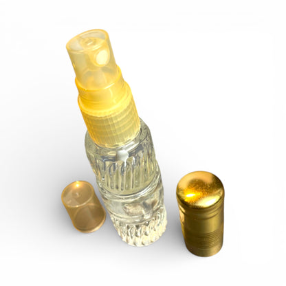 Detailansicht des geoeffneten Green Tea Parfuem Sprays mit transparentem Zerstaeuber und goldener Verschlusskappe