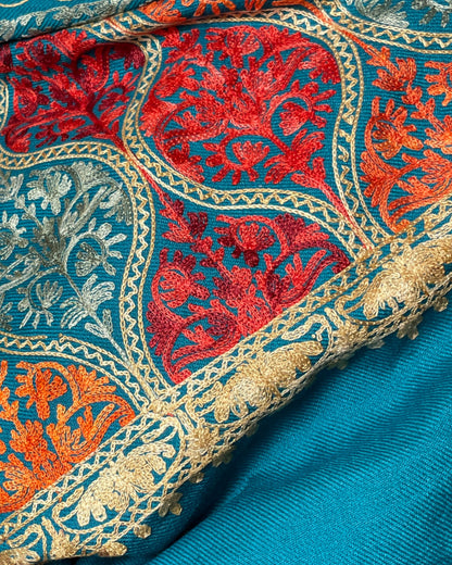 Detailaufnahme feine Stickerei Petrol Royale Embroidery
