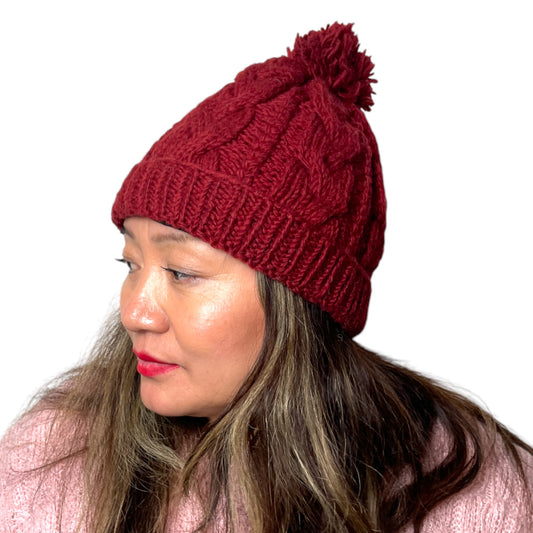 „Dhaulagiri“ – Handgestrickte Zipfel-Mütze Tiefrot