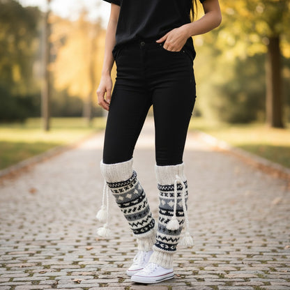 „Dolpo“ – Handgestrickte Nepal-Beinstulpen draussen