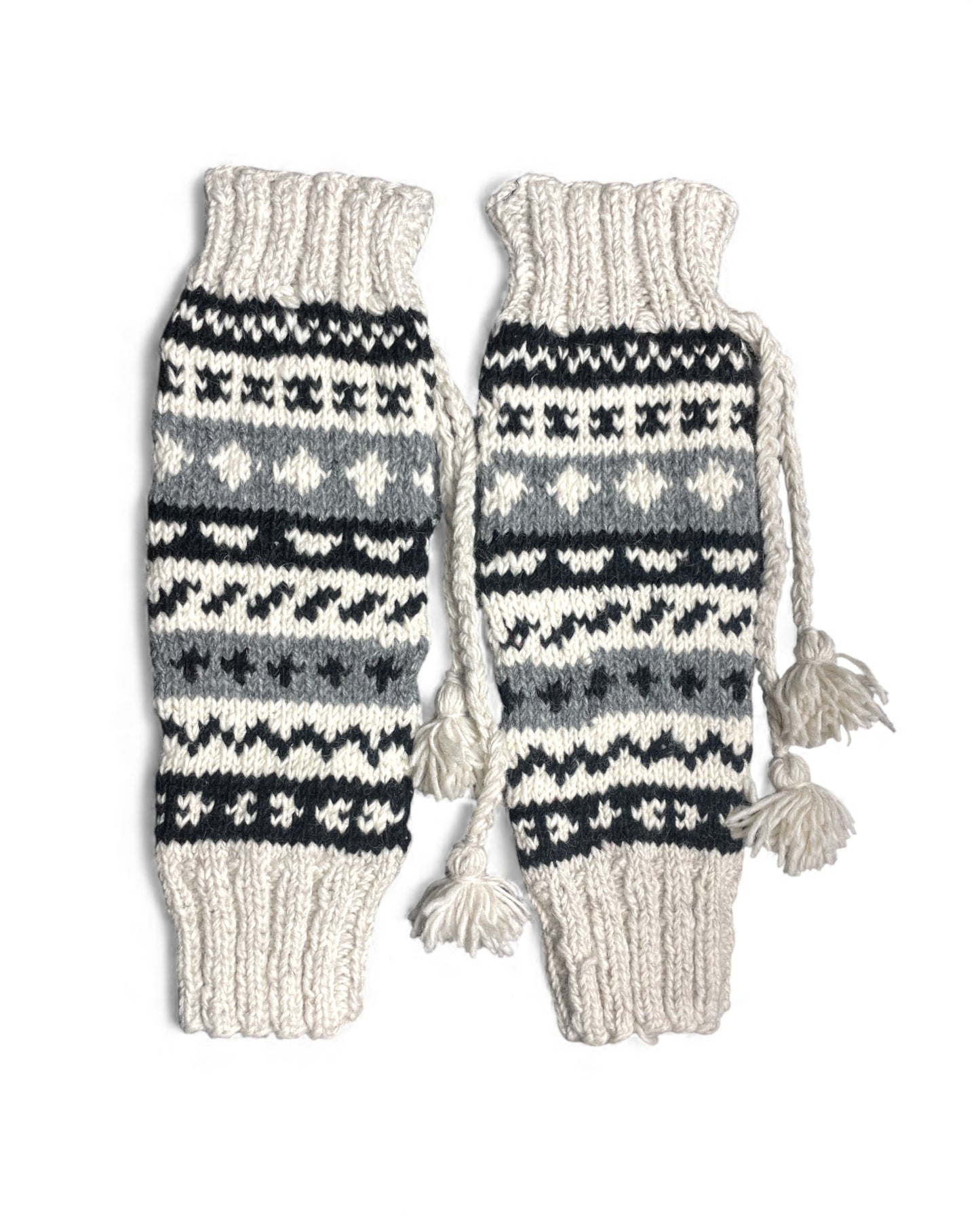 „Dolpo“ – Handgestrickte Nepal-Beinstulpen draussen Front