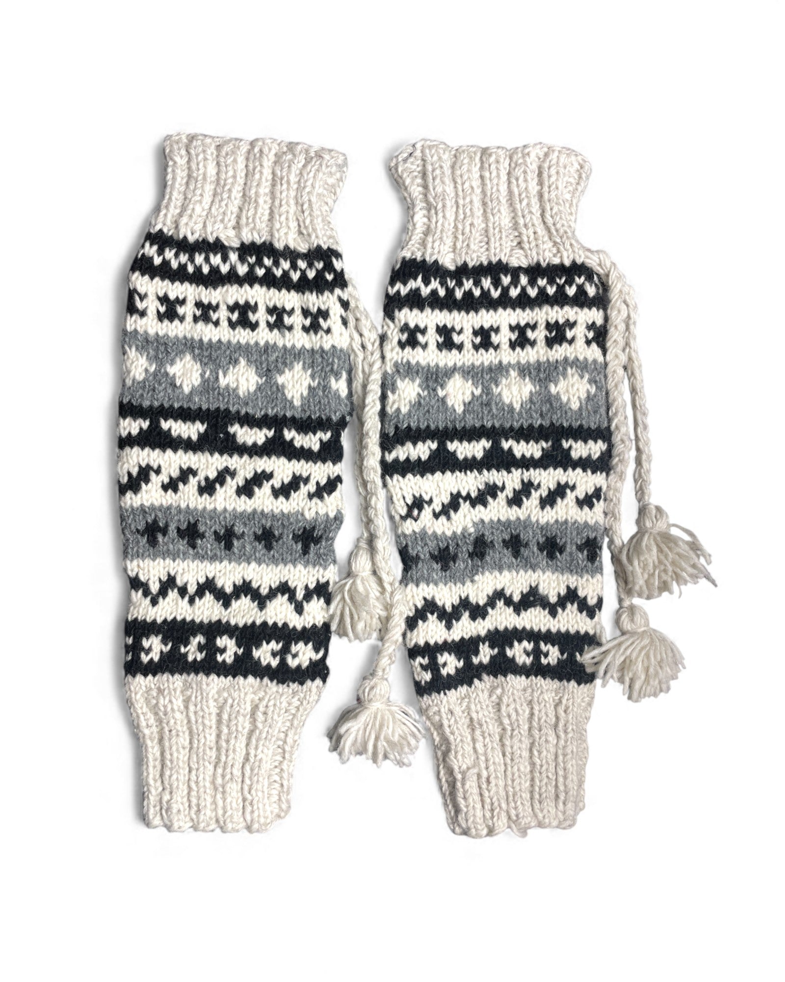 „Dolpo“ – Handgestrickte Nepal-Beinstulpen draussen Front