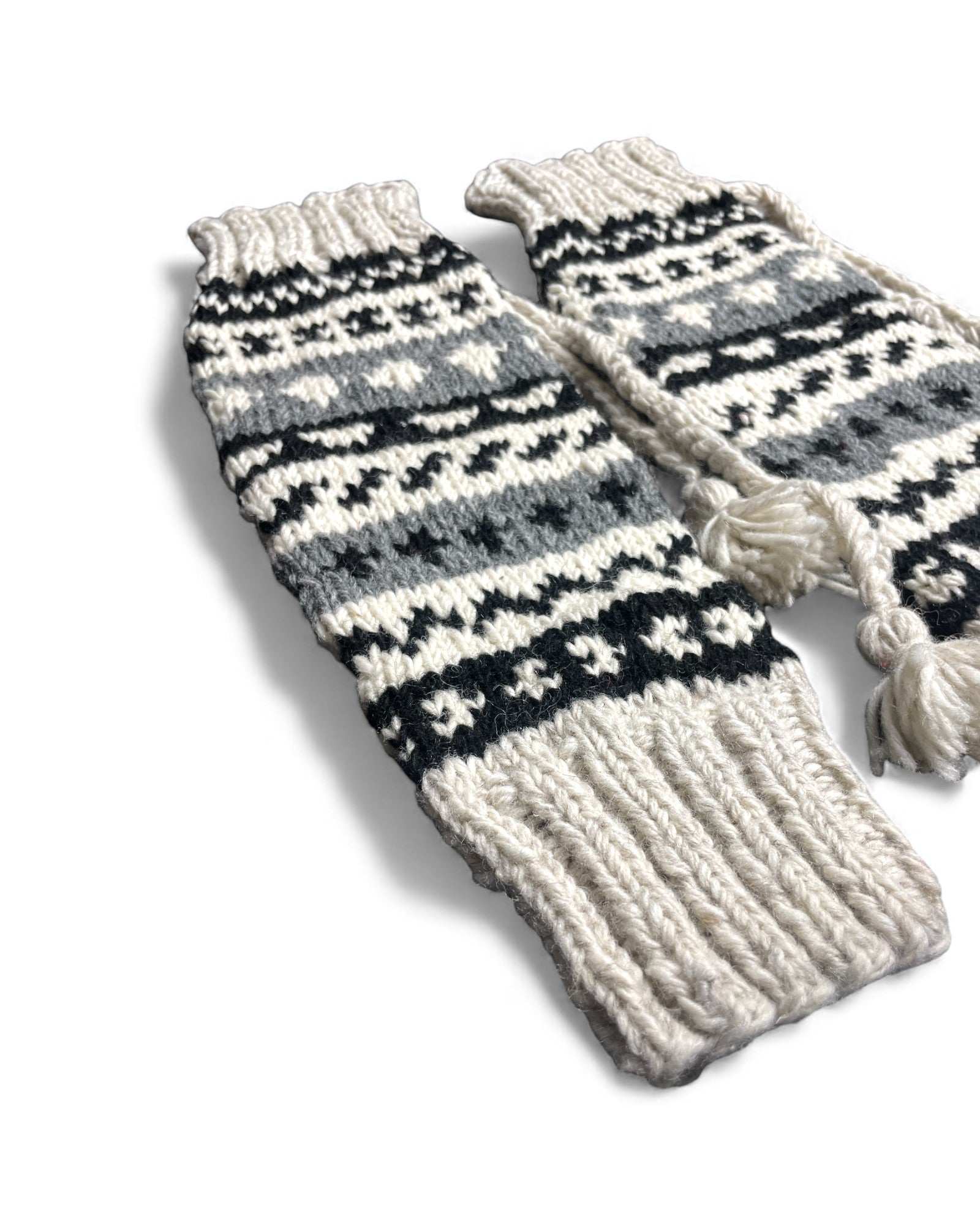 „Dolpo“ – Handgestrickte Nepal-Beinstulpen nah