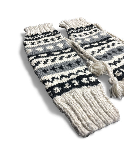 „Dolpo“ – Handgestrickte Nepal-Beinstulpen nah