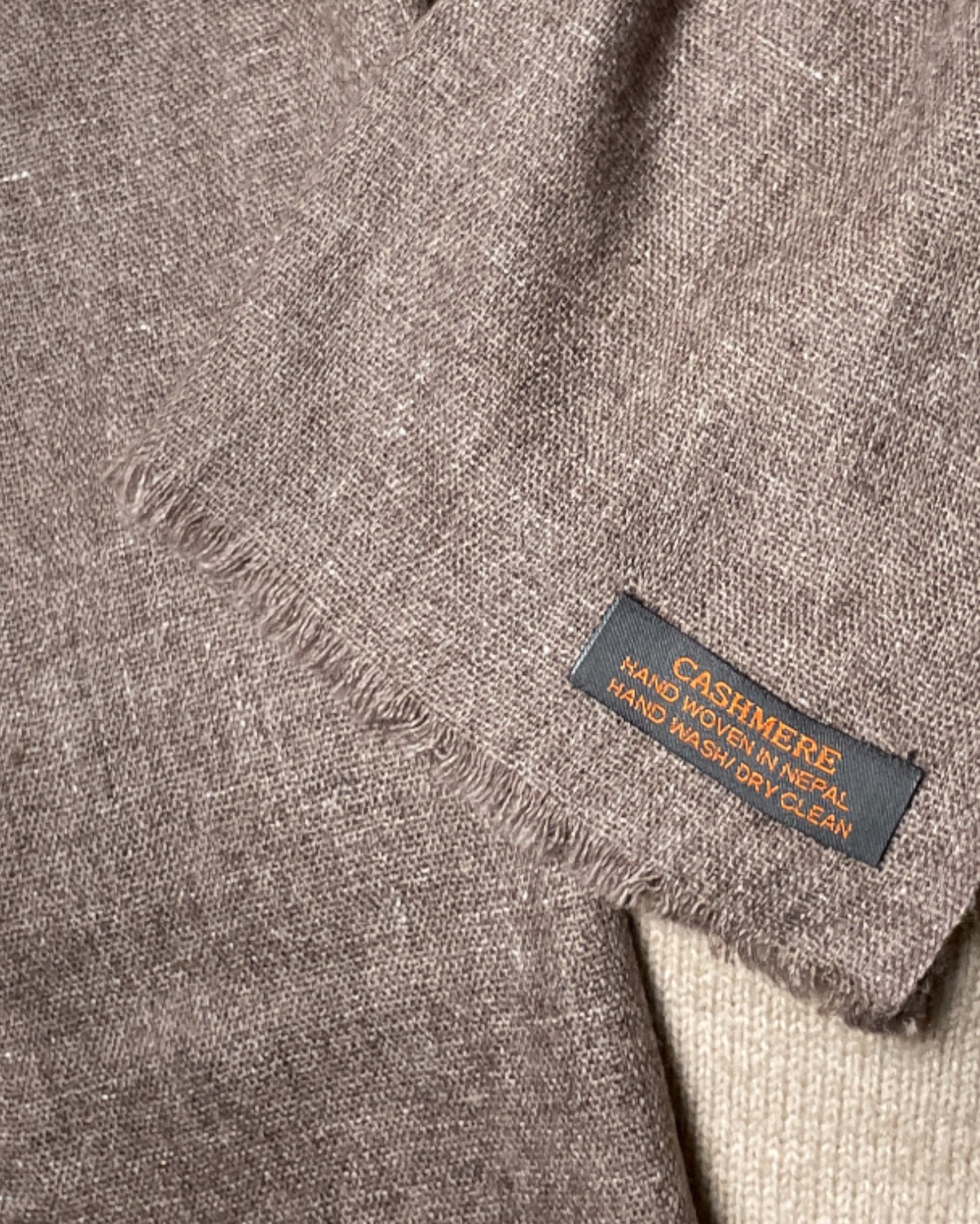 „Earth Whisper“ – Handgewebter Kaschmir-Schal aus Nepal Label