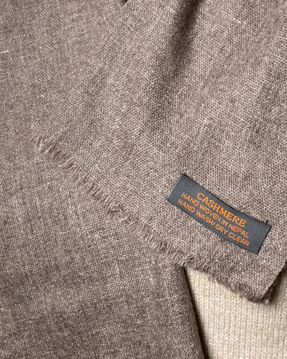 „Earth Whisper“ – Handgewebter Kaschmir-Schal aus Nepal Label