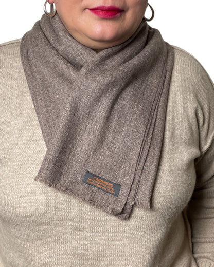 „Earth Whisper“ – Handgewebter Kaschmir-Schal aus Nepal gefalten