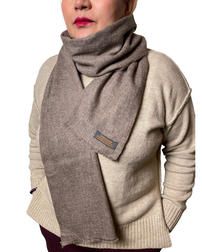 „Earth Whisper“ – Handgewebter Kaschmir-Schal aus Nepal umschwungen