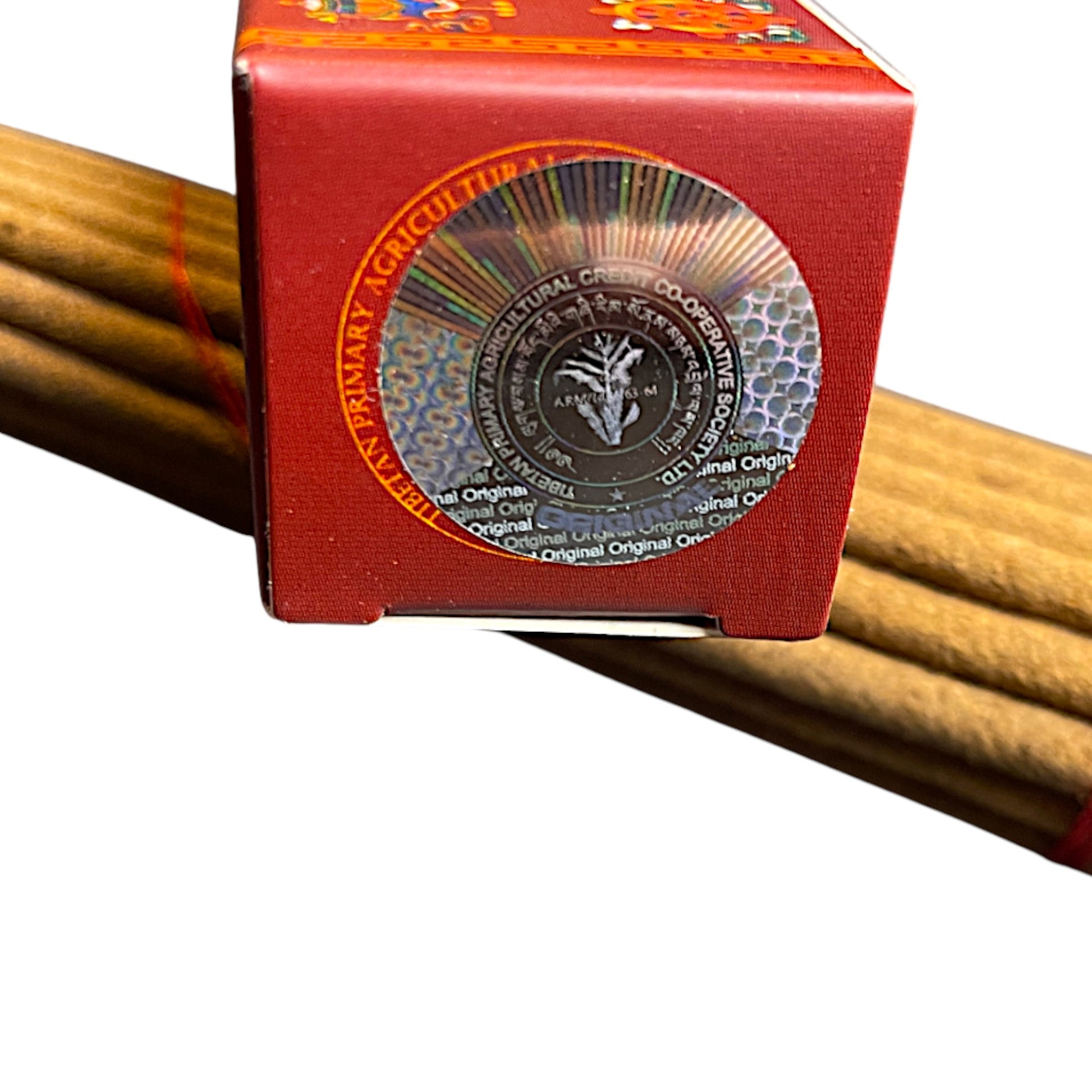 Echtheitssiegel der Tibetan Primary Agricultural Credit Co-operative Society auf einer Räucherstäbchen-Box.