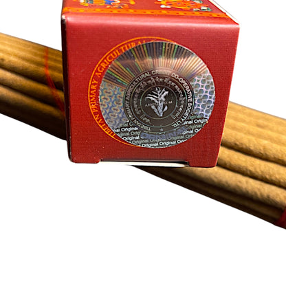 Echtheitssiegel der Tibetan Primary Agricultural Credit Co-operative Society auf einer Räucherstäbchen-Box.