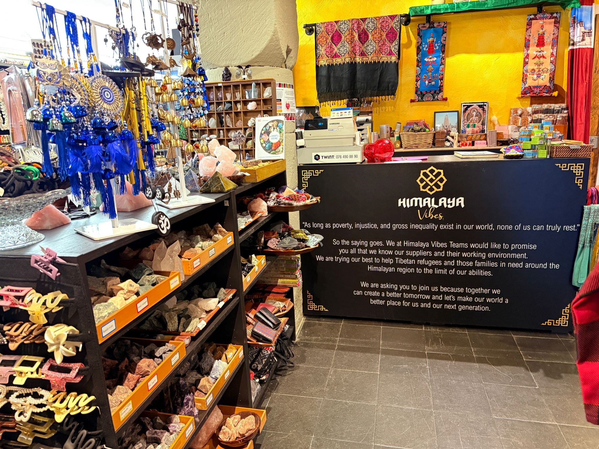Edelsteine Mineralien Kassenpult Himalaya Vibes Bern – Tibet Laden & Online Shop in der Schweiz
